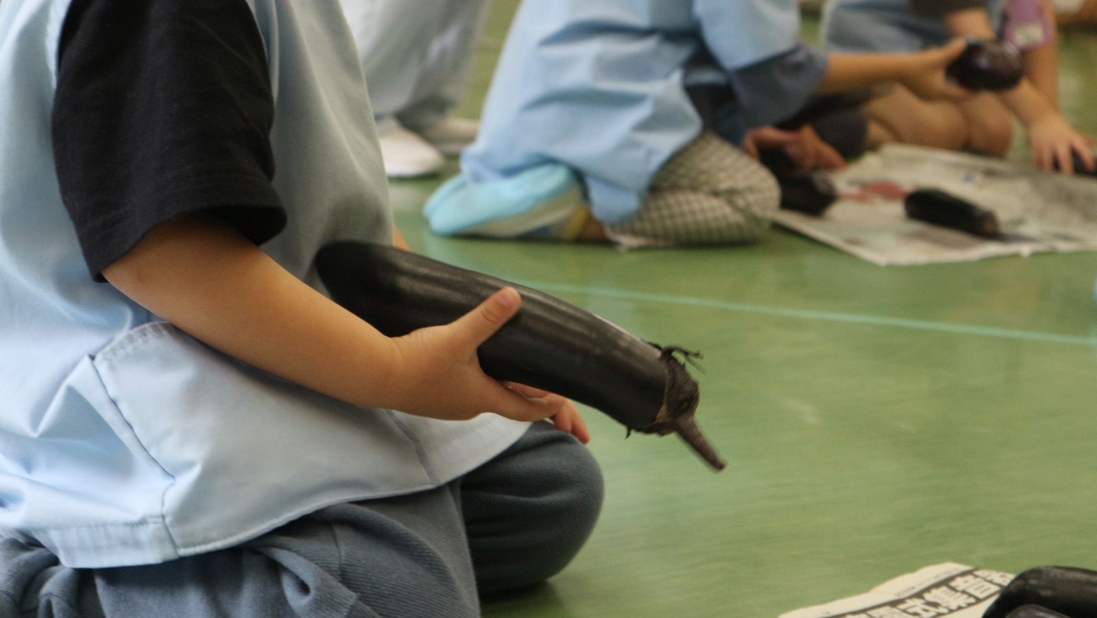 ナスを手にするこども